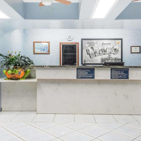 Super 8 Donna Hotel Екстериор снимка