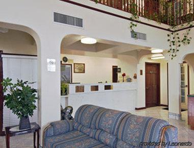 Super 8 Donna Hotel Екстериор снимка