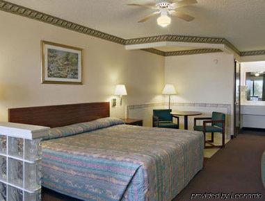 Super 8 Donna Hotel Стая снимка