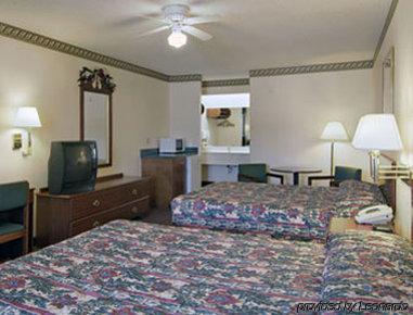 Super 8 Donna Hotel Стая снимка
