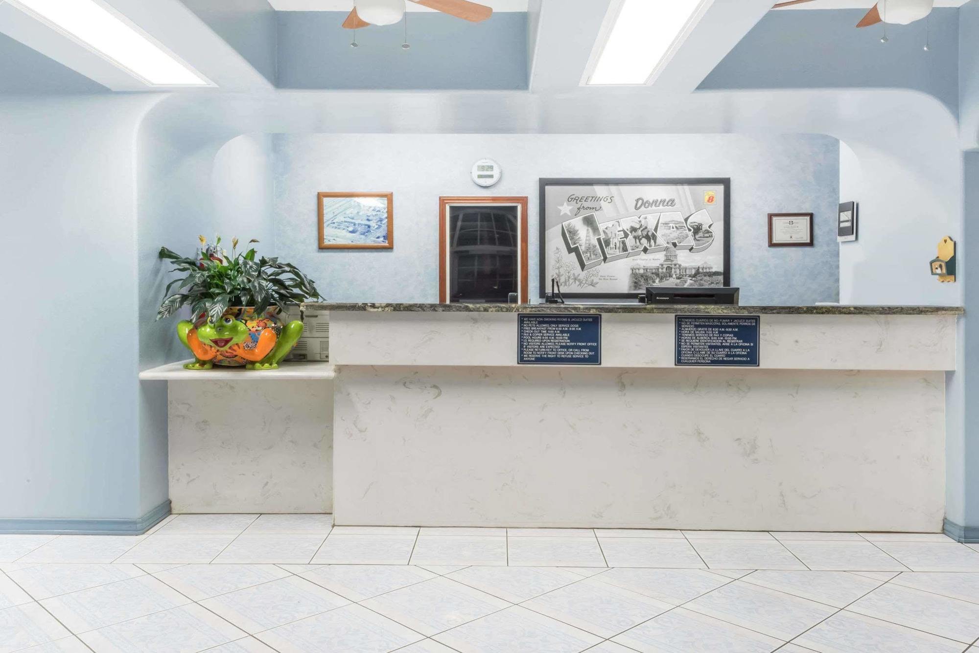 Super 8 Donna Hotel Екстериор снимка