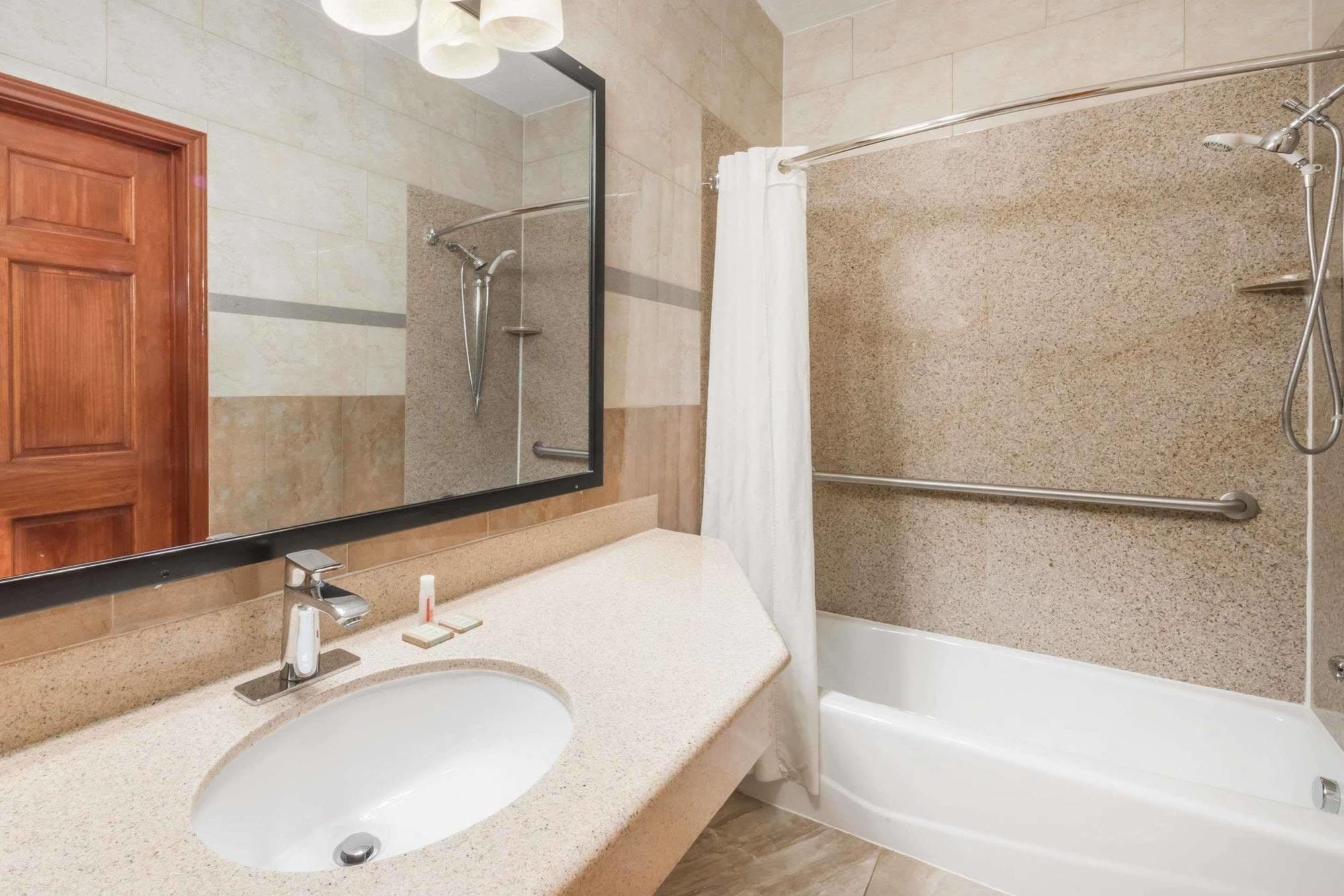 Super 8 Donna Hotel Екстериор снимка