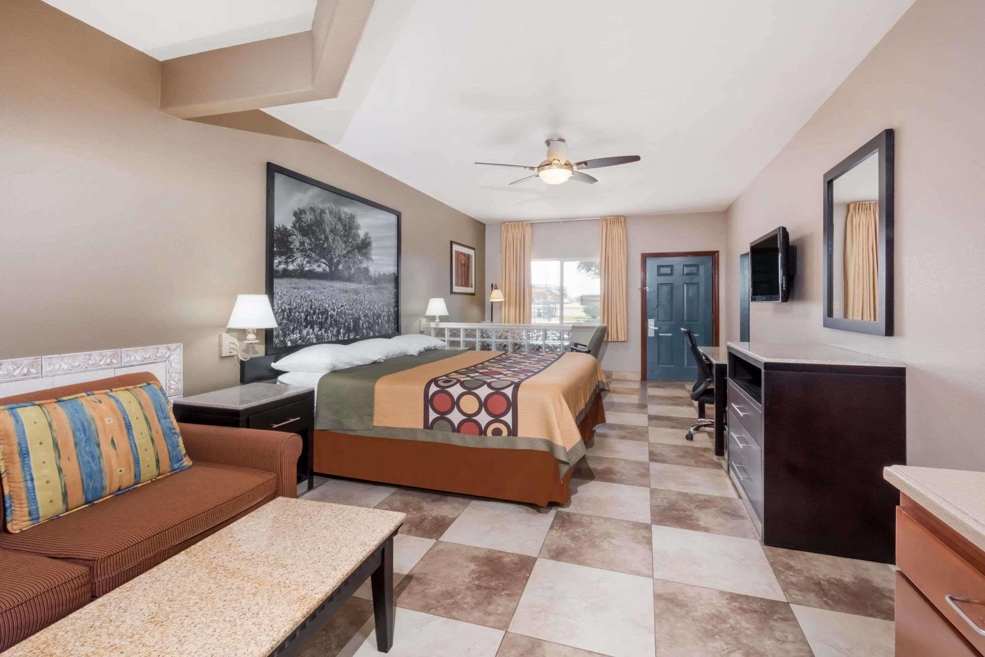 Super 8 Donna Hotel Екстериор снимка