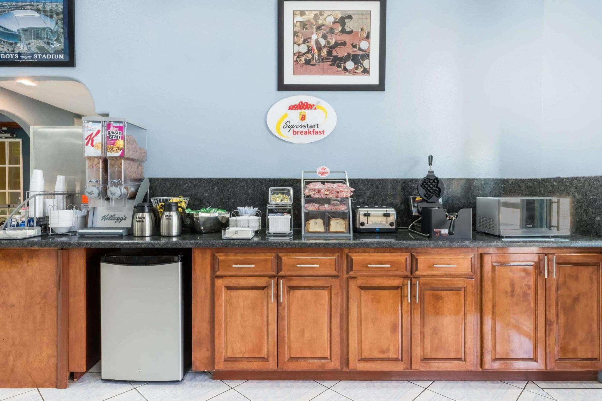 Super 8 Donna Hotel Екстериор снимка